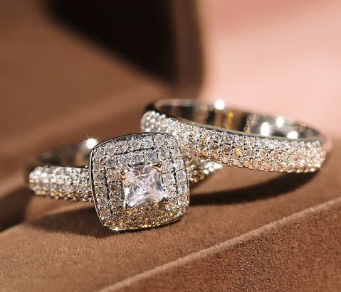 Luxury Rhinestone Engagement Ring in New Fashion