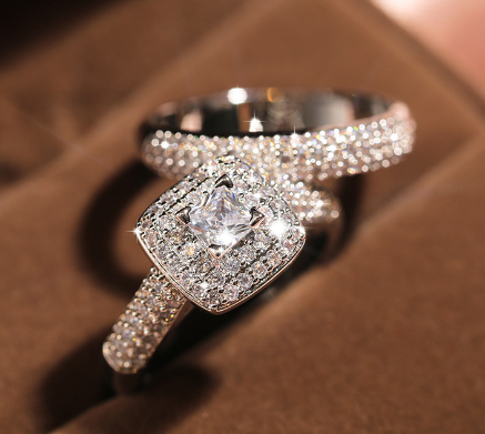 Luxury Rhinestone Engagement Ring in New Fashion